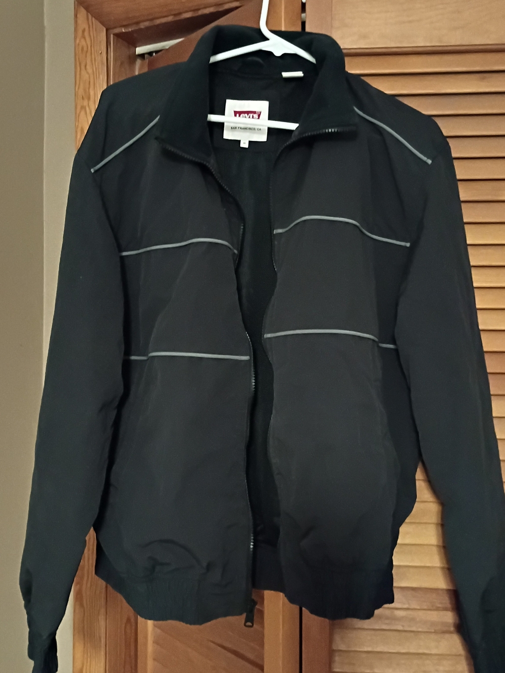 Levi's Black Men's Zip-Up Bomber Jacket with Contrast Piping